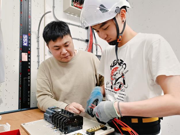 北分署所培訓的「電氣裝配」選手黃冠頤，奪得全國技能賽分區賽青年組銀牌_Instructions for literal