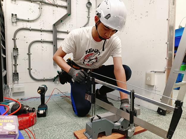 北分署「電氣裝配」選手黃冠頤，奪得全國技能賽分區賽青年組銀牌_Instructions for literal