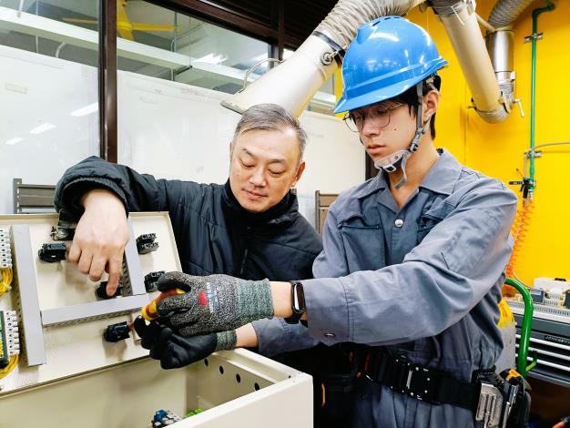北分署與南港高工共同培訓選手何宇恩(右)，獲得「冷凍空調」職類青年組金牌_Instructions for literal