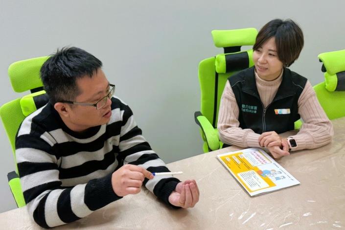 北分署銀髮人才資源中心人員(右)向臺北市松山社大吳主計(左)說明「5050就業網絡合作計畫」內容及申請辦法_Instructions for literal