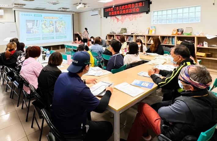 北分署舉辦「多元就業開發方案」提案說明會，幫助申請單位認識計畫精神並掌握計畫撰寫技巧.JPG_Instructions for literal