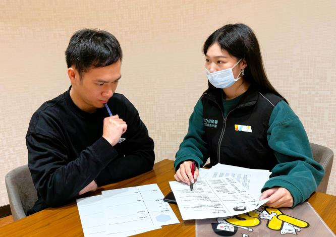 北分署YS諮詢師協助青年進行履歷健檢，優化履歷。 (非文中個案)_Instructions for literal