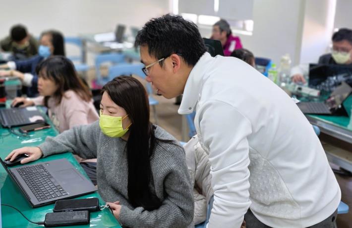 北分署創客基地每年舉辦逾200場活動，涵蓋 AI 應用等多元領域。透過實務導向學習 AI 應用。_Instructions for literal