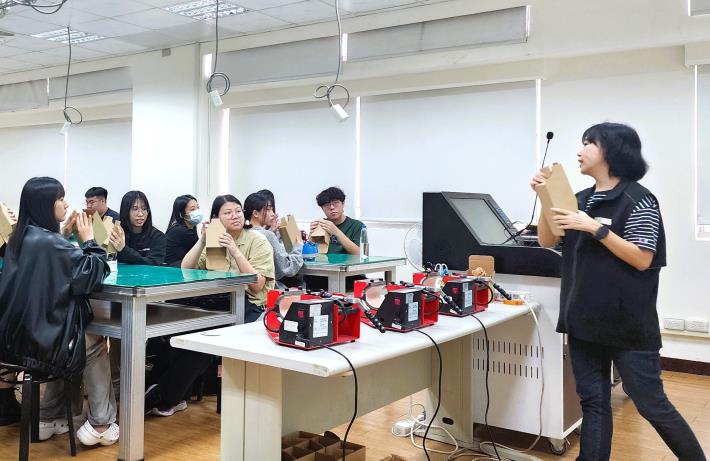 北分署創客基地每年導舉辦逾200場主題活動，涵蓋AI、物聯網、數位製作、品牌設計等多元領域，協助青年建立數位職能、拓展職涯視野_Instructions for literal