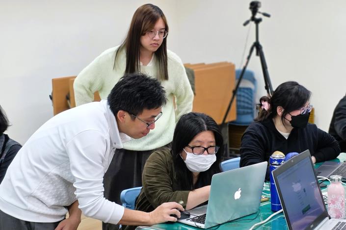 北分署創客基地每年舉辦逾200場活動，涵蓋 AI 應用、物聯網、數位製作等多元領域。活動中講師鍾政信(左)帶領學員透過實務導向學習 AI 應用。_Instructions for literal