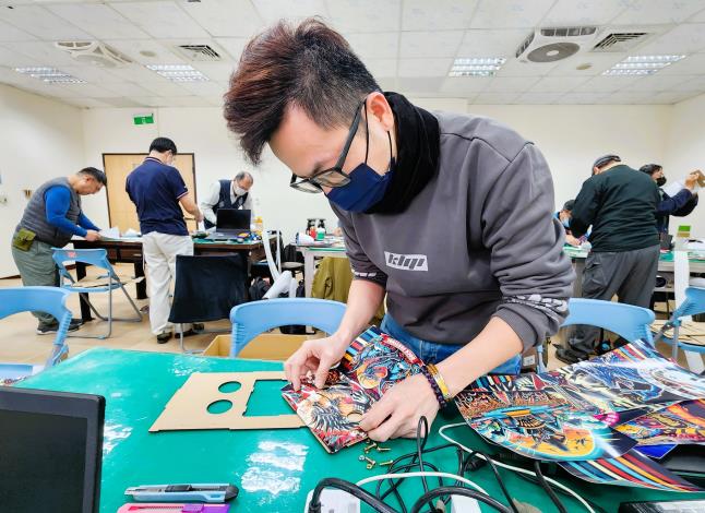 北分署創客基地持續辦理 AI 應用、影音創作、物聯網基礎等實作課程，並提供數位自造機具與創作空間，協助青年強化數位職能。_Instructions for literal