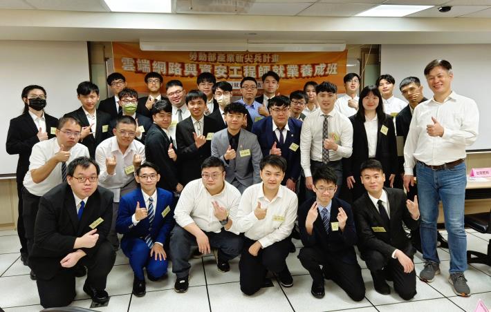 小宸參加北分署產業新尖兵計畫-雲端網路與資安工程師養成班，結訓後成功轉職為資訊工程師_Instructions for literal