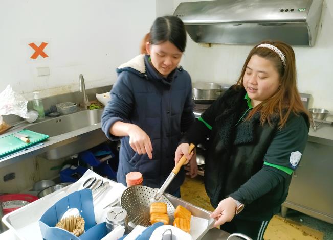 北分署玉里就業中心運用「職場學習及再適應計畫」推介小娜到吉蒸牧場擔任餐飲服務員，在資深人員帶領下掌握工作技能_Instructions for literal