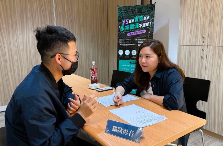 北分署YS邀請錨點影音共同創辦人(右)在企業暑期實習說明會中為青年面試，並針對青年的履歷進行交流與回饋_Instructions for literal