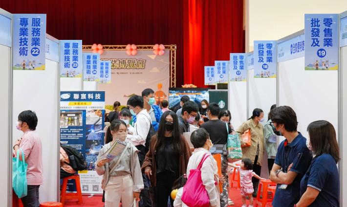 北分署5月17日在宜蘭大學活動中心舉辦東部地區首場大規模就博會，集結50家優質企業，釋出1,300個工作機會。.JPG_Instructions for literal