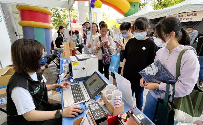 宜蘭就業博覽會現場設置職業探索專區，民眾體驗職業訓練手作.JPG_Instructions for literal