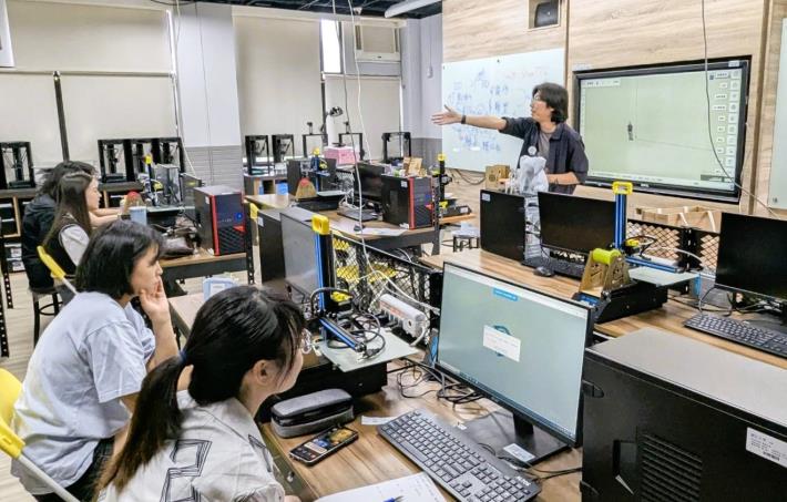 北分署創客基地前進輔大校園，舉辦「從設計到實現：桌遊道具的數位製造應用」專題講座，培育青年實作力與創新思維。_Instructions for literal