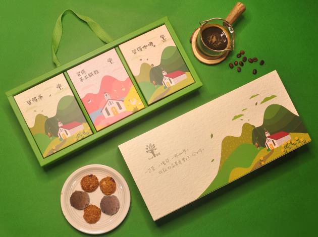 北分署推薦多元就業方案團體端午好禮。「基督教芥菜種會」推出的「習得禮盒」結合手工餅乾、茶包與咖啡包，為端午送禮增添溫馨質感_Instructions for literal