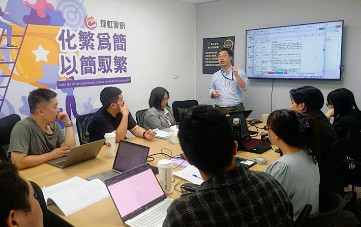 透過北分署輔導，捷虹資訊運用中高齡穩定就業計畫培訓種子講師，並運用企業人力資源提升計畫，逐步建立起完整的人才訓練體系。_Instructions for literal