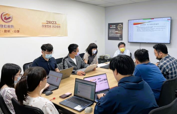 在北分署輔導下，捷虹資訊階段性運用勞動部多元的訓練補助培訓人才，通過TTQS評核。_Instructions for literal