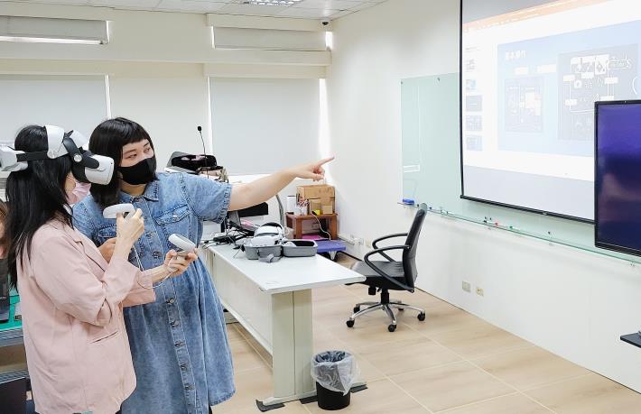 北分署創客基地聚焦數位實作與創意應用，持續辦理AI、物聯網、影音創作及AR／VR等主題課程。講師為學員(左1)解說進入VR的系統操作。_Instructions for literal