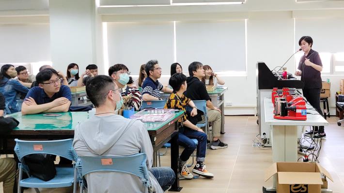 北分署創客基地持續推動AI數位多媒體應用課程，配合數位自造機具運用，引導青年透過實作深化技術力。_Instructions for literal