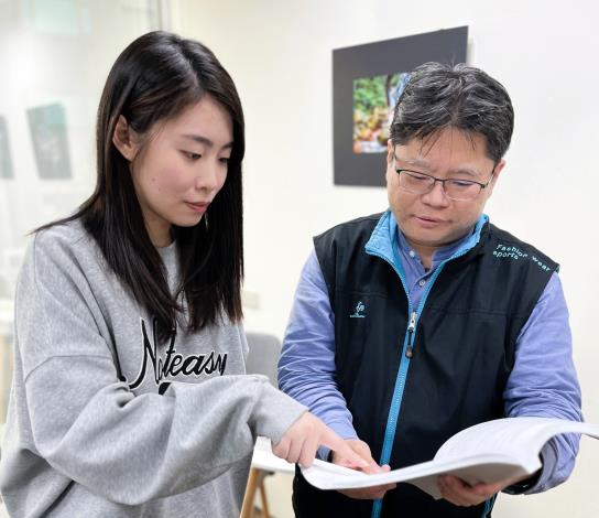 參加青年就業旗艦計畫的小璇(左)、在職場導師(右)的引導下，討論工程計畫_Instructions for literal