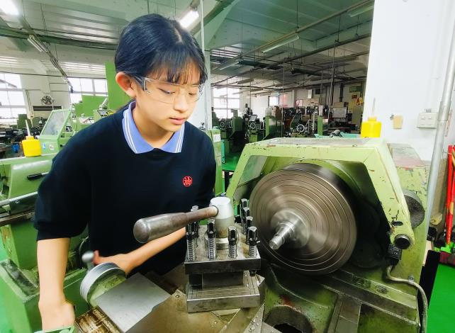 北分署與木柵高工合作培訓的工業機械職類選手張雨彤勇闖全國技能競賽_Instructions for literal