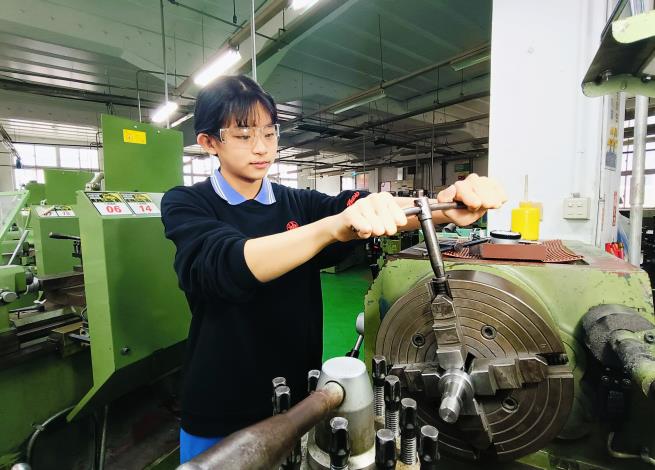 18歲技職女孩張雨彤挑戰工業機械職類勇闖全國賽，詮釋技職精神_Instructions for literal
