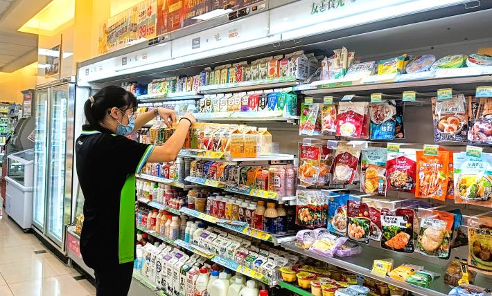 北分署與全家便利商店攜手合作，進行「身心障礙者職場合理調整」，經由店長與小艾溝通後調整工作內容，從環境清潔與貨品整理作業起手。_Instructions for literal