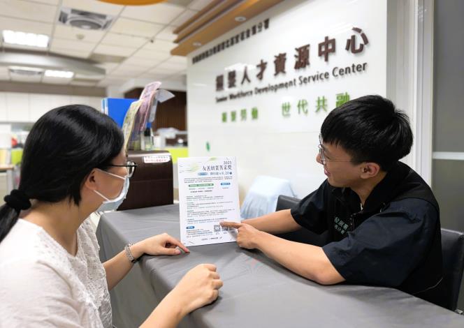 北分署銀髮人才資源中心人員向企業說明「友善就業菁采獎」參賽資訊辦法_Instructions for literal