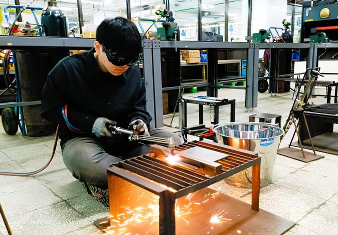北分署與南港高工共同培訓的冷作職類選手黃子桓轉戰冷作職類，二度挑戰全國賽_Instructions for literal