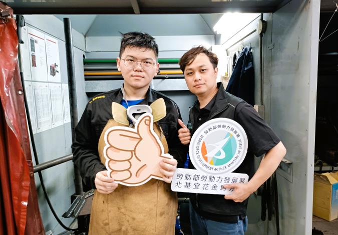 北分署與南港高工共同培訓的冷作職類選手黃子桓(左)二度挑戰全國技能競賽_Instructions for literal