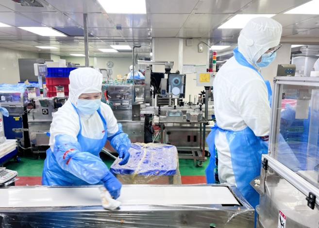 北分署基隆就業中心運用「缺工就業獎勵」推介中高齡新住民小玉(左)突破語言障礙重返職場。_Instructions for literal