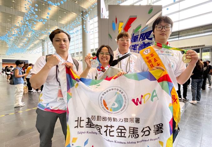 「第55屆全國技能競賽」今（20）日圓滿落幕，北分署銲接職類金牌選手鐘政勛(右1)、銀牌選手丁云淇(左2)與培訓老師翁敏富(左1)_Instructions for literal