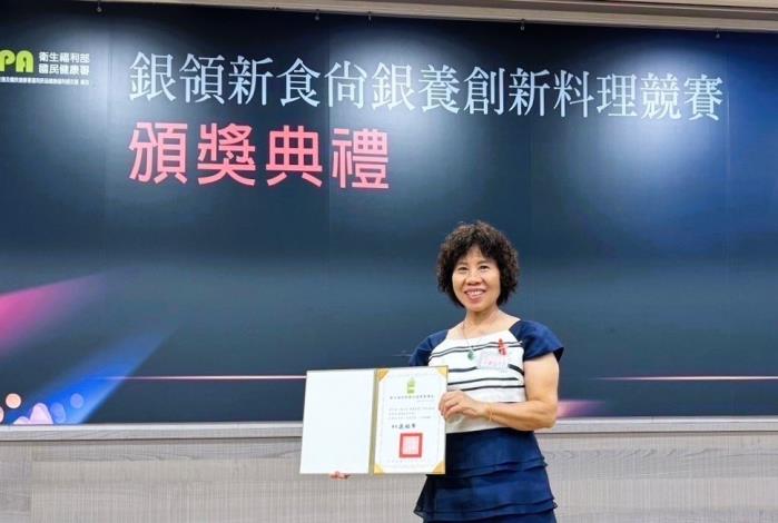 陳月美參加「銀領新食尚 銀養創新料理競賽」，從全國70多支隊伍中脫穎而出，展現職訓成果。_Instructions for literal