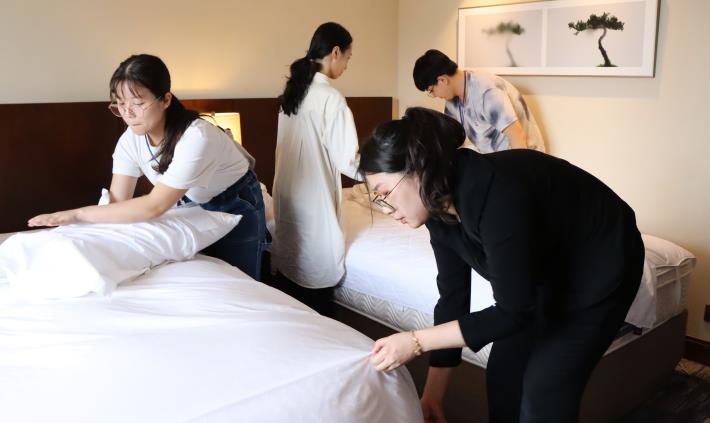 北分署暑期職涯活動帶領青年深入旅宿業，人資專員親自帶領學員體驗鋪床流程，透過實作感受飯店服務，讓青年更貼近職場第一線！_Instructions for literal