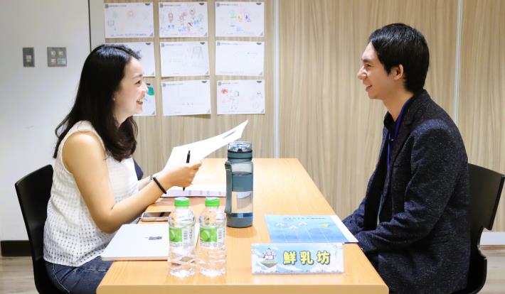 北分署青年暑期職涯活動邀請企業主管(左)為學員(右)進行模擬面試，並給予指導回饋。_Instructions for literal