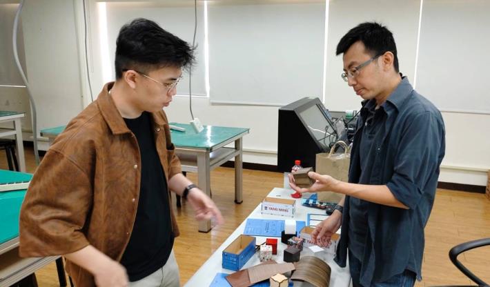 北分署創客基地除開辦多元化課程外，亦提供顧問商品開發協助，基地顧問朱延堂(右)與楊世楨(右)討論結構設計與材料優化，協助提升產品製造與市場推進效率。_Instructions for literal