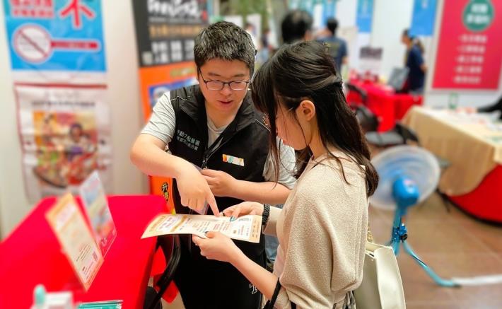 北分署就業服務員向青年介紹「初次尋職青年穩定就業計畫」的補助與輔導內容_Instructions for literal
