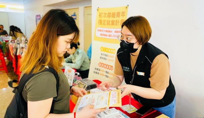 北分署就業服務員向青年說明「初次尋職青年穩定就業計畫」內容_Instructions for literal