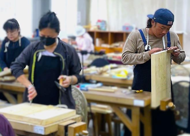 原民青年小宇參加北分署失業者職前訓練--細木作技術人才培訓班培訓跨領域技能，小宇(右)在課堂上課學習木工，結訓後成功進入文創公司擔任工藝師_Instructions for literal