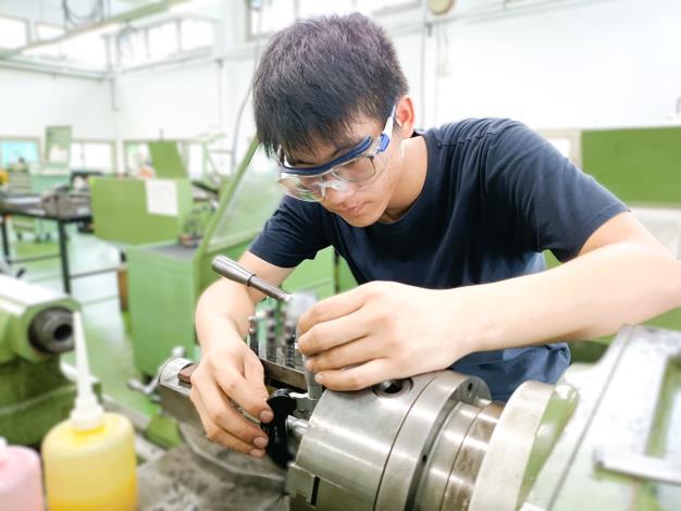 北分署工業機械職類選手潘柏丞，正全力備戰，力拼國手圓夢_Instructions for literal