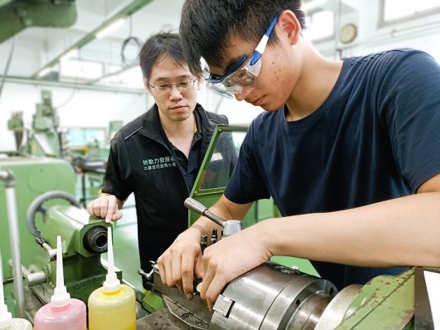北分署工業機械職類選手潘柏丞(右)，在訓練師(左)指導下晉級國手選拔賽_Instructions for literal
