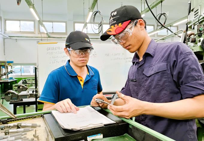 北分署工業機械職類選手潘柏丞(右)，備賽期間每日練習長達9至10小時，強化反應與精準度。_Instructions for literal