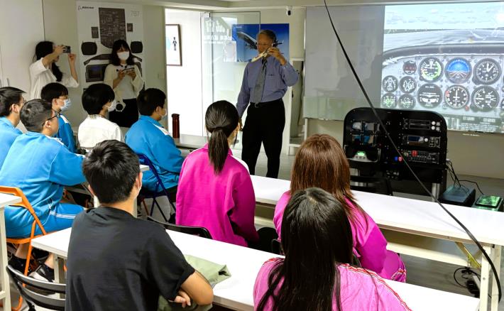 北分署YS帶領國中學生參訪航空發展協會，讓學生認識航空產業的最新趨勢_Instructions for literal
