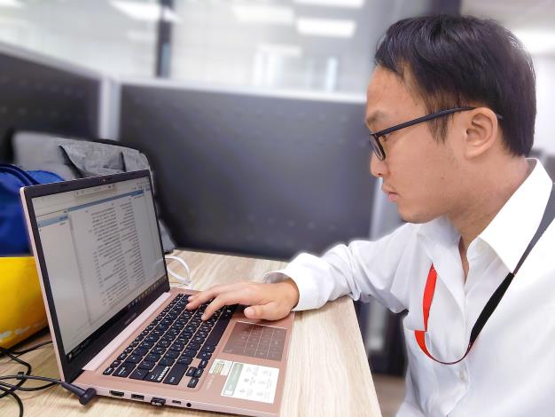 原在金融保險業的阿泓，參加北分署產業新尖兵計畫-雲端系統工程師養成班，培養跨領域專長，成功轉職為軟體服務業資安工程師。_Instructions for literal