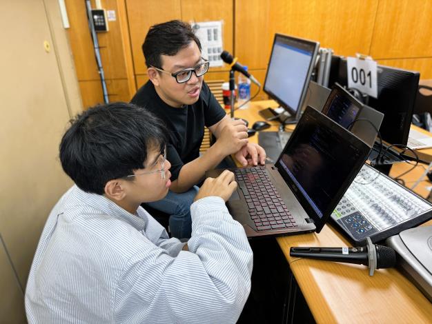 北分署產業新尖兵計畫-雲端系統工程師養成班上課實況，講師指導學員設計APP。.JPG_Instructions for literal