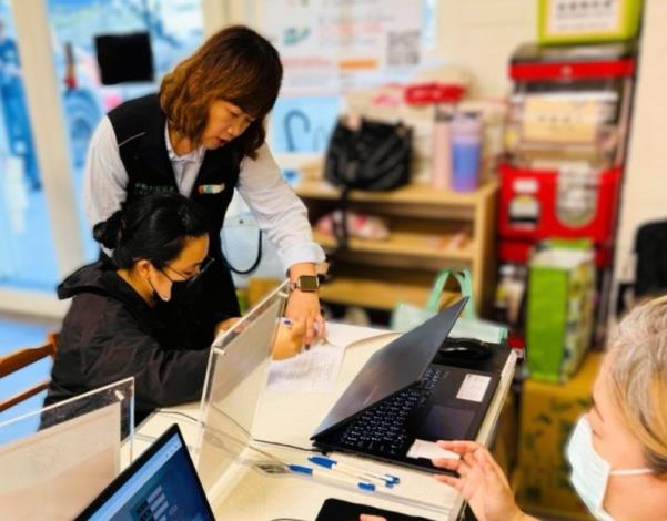 玉里就業中心進駐光復親子館設攤臨時就服台，提供民眾就近登記天災臨工。_Instructions for literal