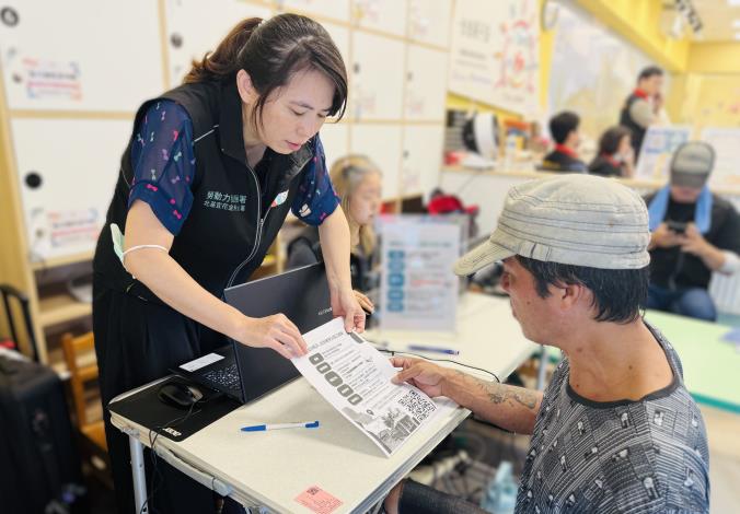 玉里就業中心進駐花蓮縣光復鄉親子館設臨時就服台，提供民眾就近登記天災臨工。.JPG_Instructions for literal