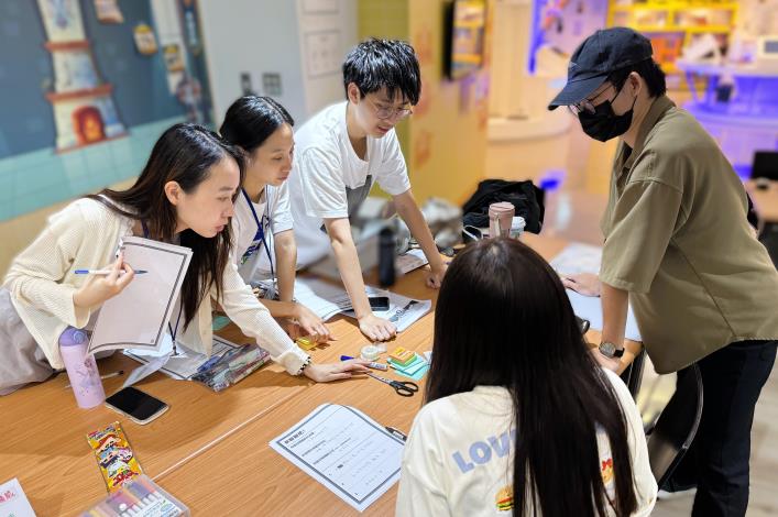 北分署暑期職涯活動的訓練中，包括人際溝通、履歷撰寫、面試技巧等軟實力課程，強化青年求職準備，提升職場即戰力_Instructions for literal