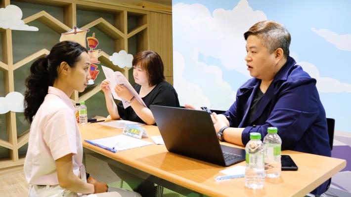 北分署青年職涯發展中心舉辦多元活動協助青年探索職涯方向，順利接軌職場。小妍(左)在暑期職涯活動中與企業主管(右)進行模擬面試。_Instructions for literal
