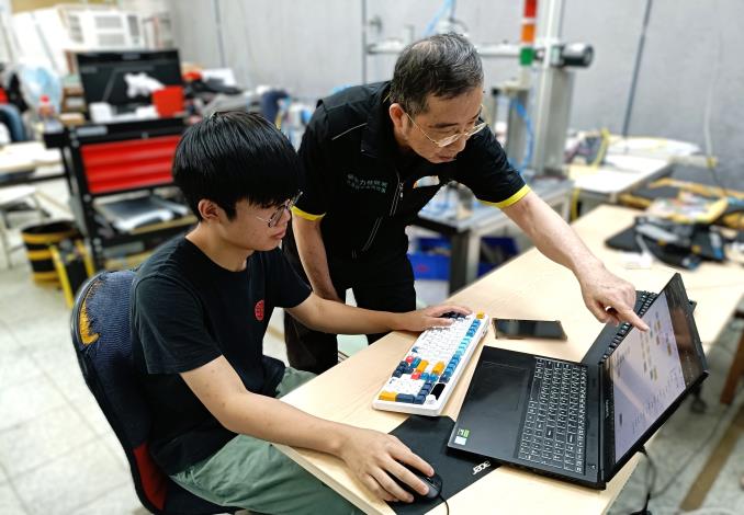 北分署訓練師(右)專業指導，協助張庭嘉(左)勇奪全國技能競賽金牌並順利晉身國手_Instructions for literal