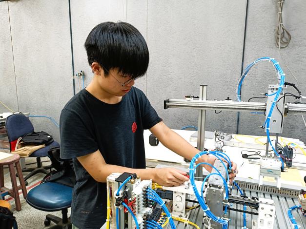 北分署培訓選手張庭嘉取得工業4.0職類國手資格，將代表台灣出賽_Instructions for literal