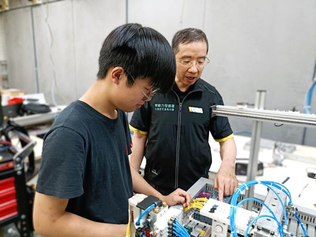 北分署培訓選手張庭嘉，以技職實力淬鍊夢想，取得工業4.0職類國手資格，挺進亞洲技能競賽_Instructions for literal